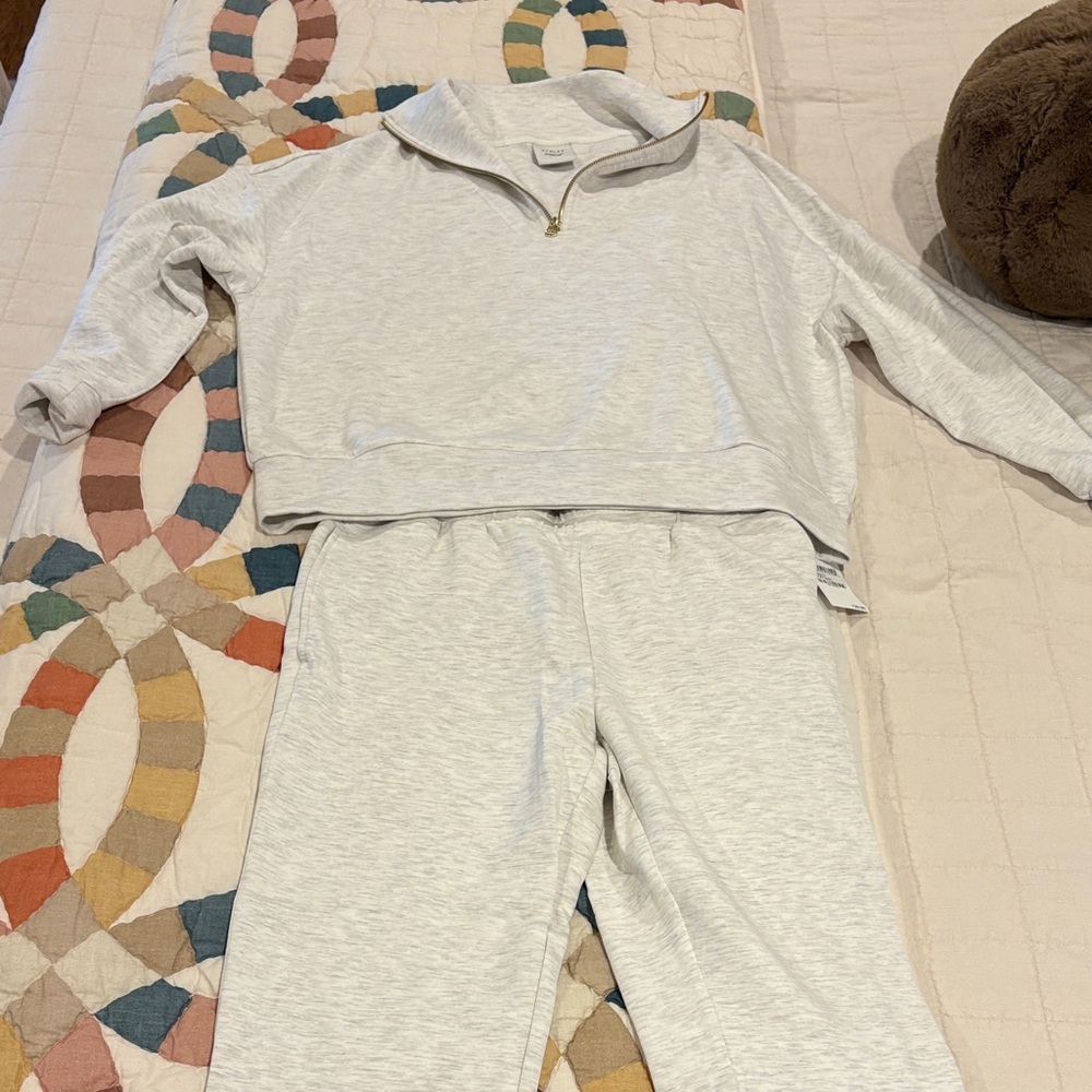 Varley Light cream Sweatshirt & Pants Set